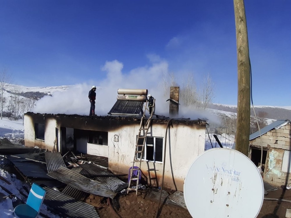 Muradiye’de ev yangını