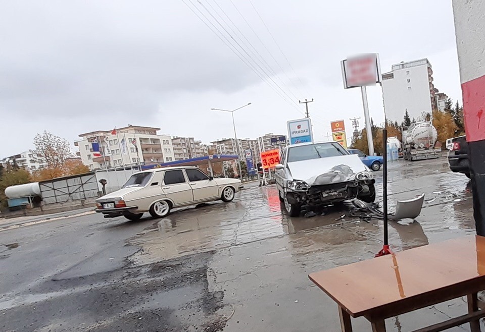 Kahta’da zincirleme trafik kazası: 1 yaralı
