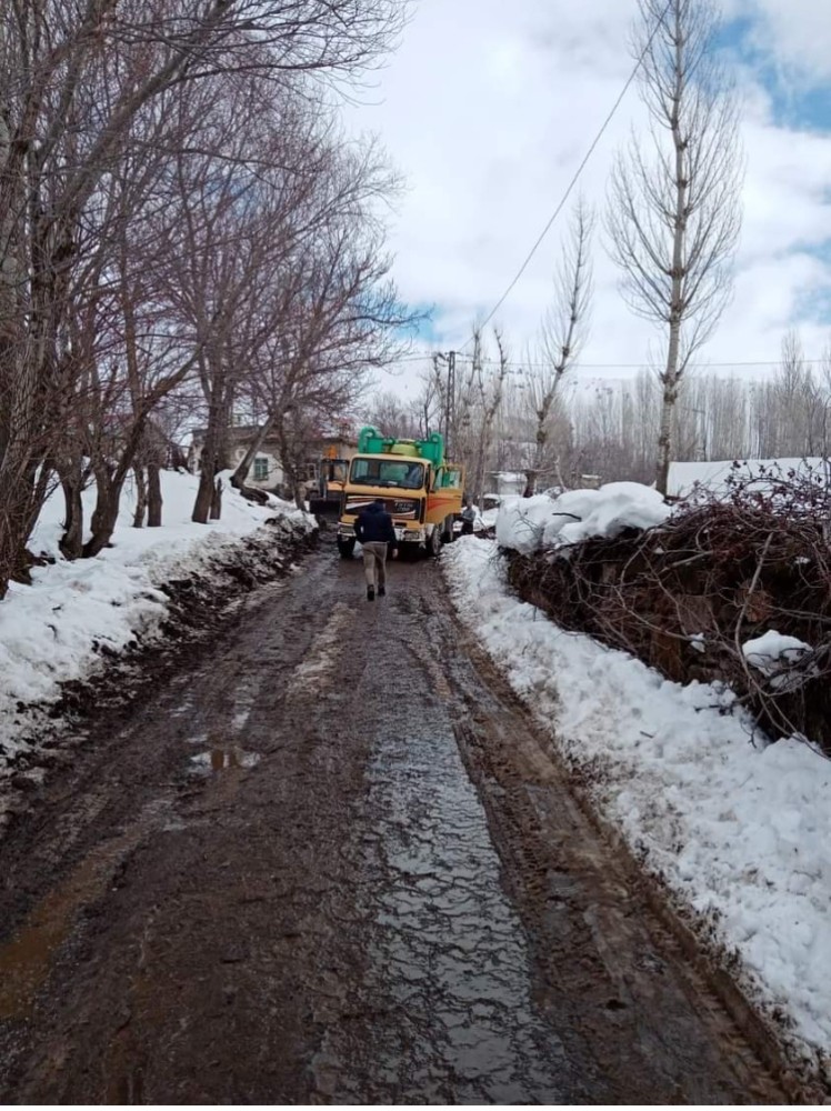 Güroymak’ta şebeke suları dondu