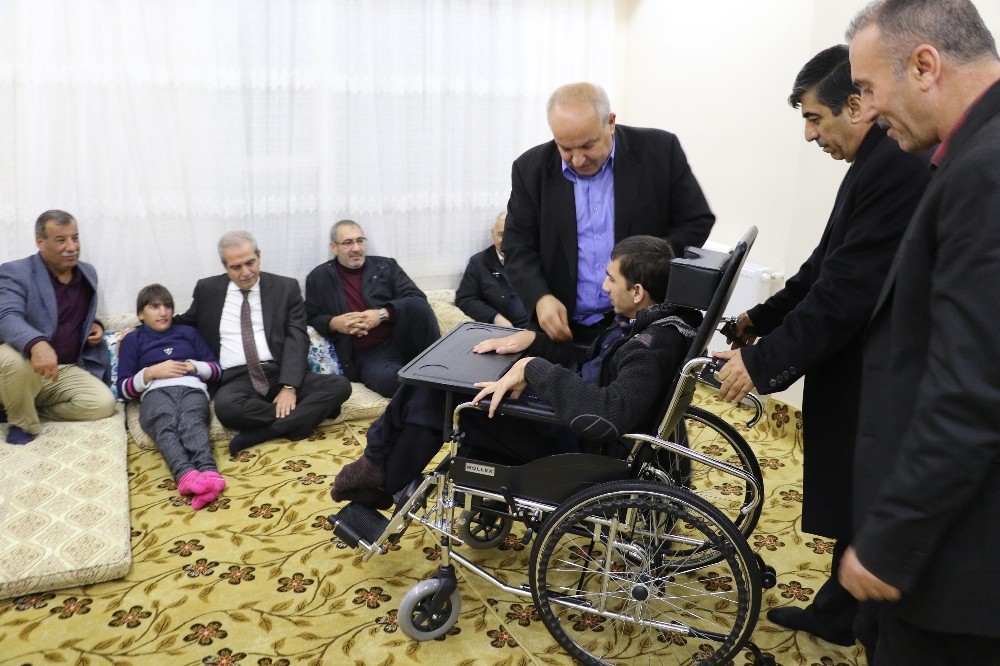 Çocukları engelli olan aileye tekerlekli sandalye