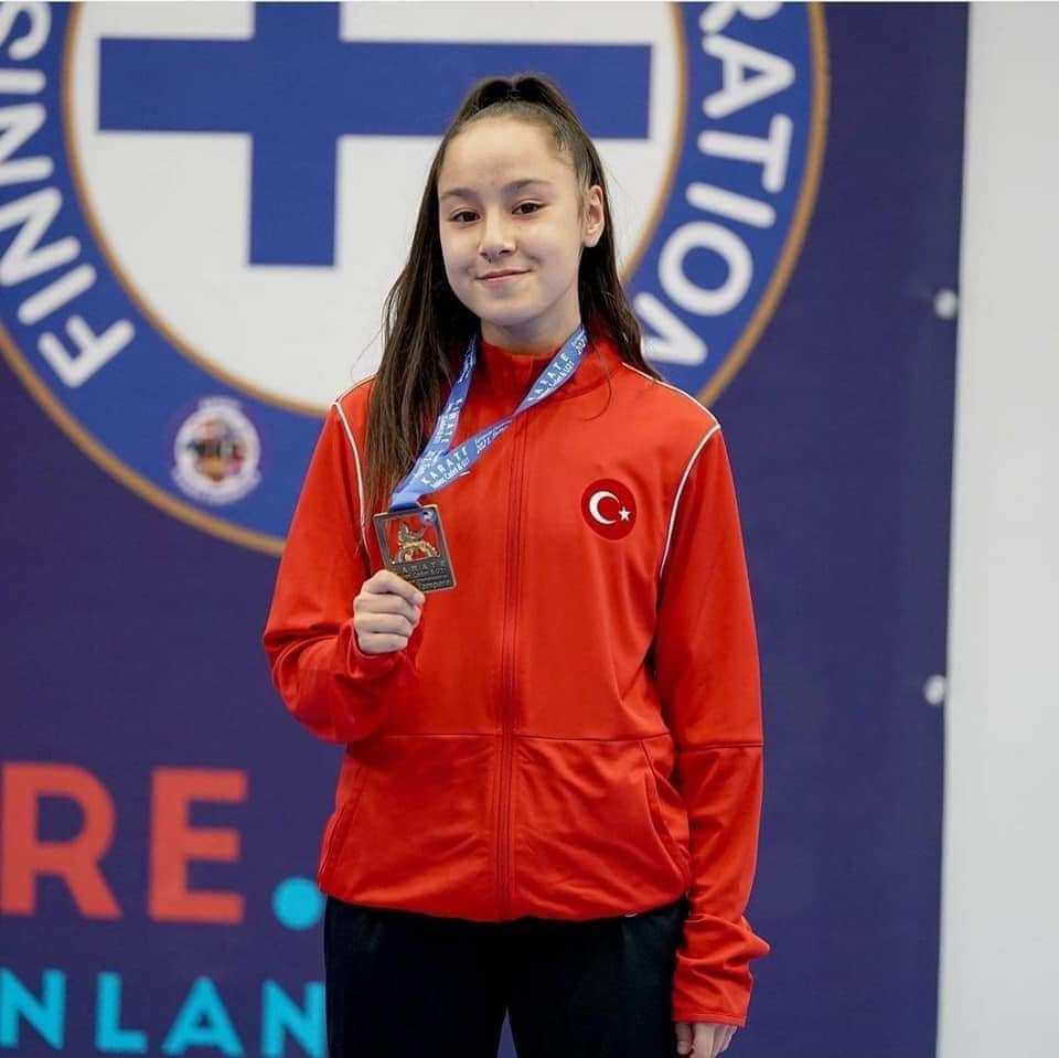 Milli karateci Kemer&rsquo;e madalya ile d&ouml;nd&uuml;