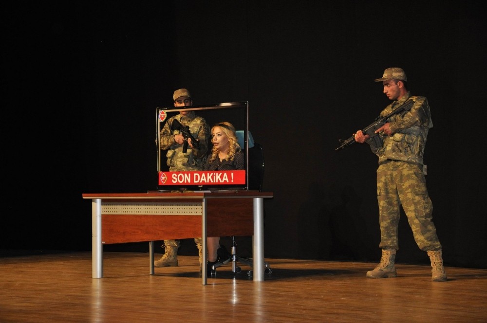 Diyarbakır’da 15 Temmuz şehitleri anısına tiyatro gösterimi yapıldı