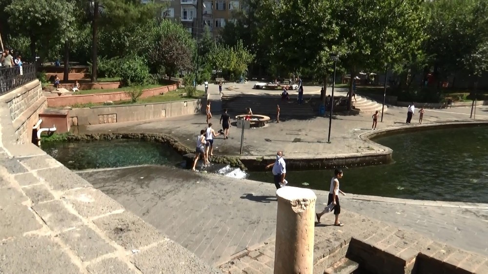 Diyarbakır’da çocuklar korona virüsü hiçe saymaya devam ediyor