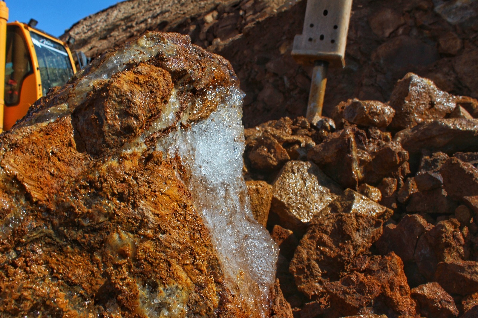 Sınır duvarı çalışmalarında binlerce yıllık yer altı buzuluna rastlandı