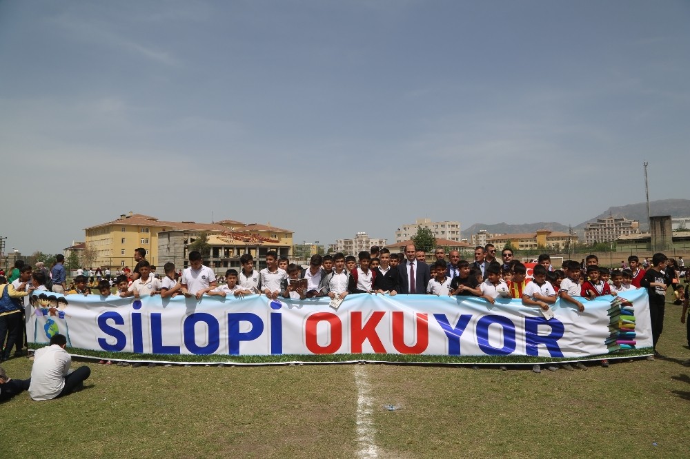 Silopi’de binlerce öğrenci stadyumda kitap okudu