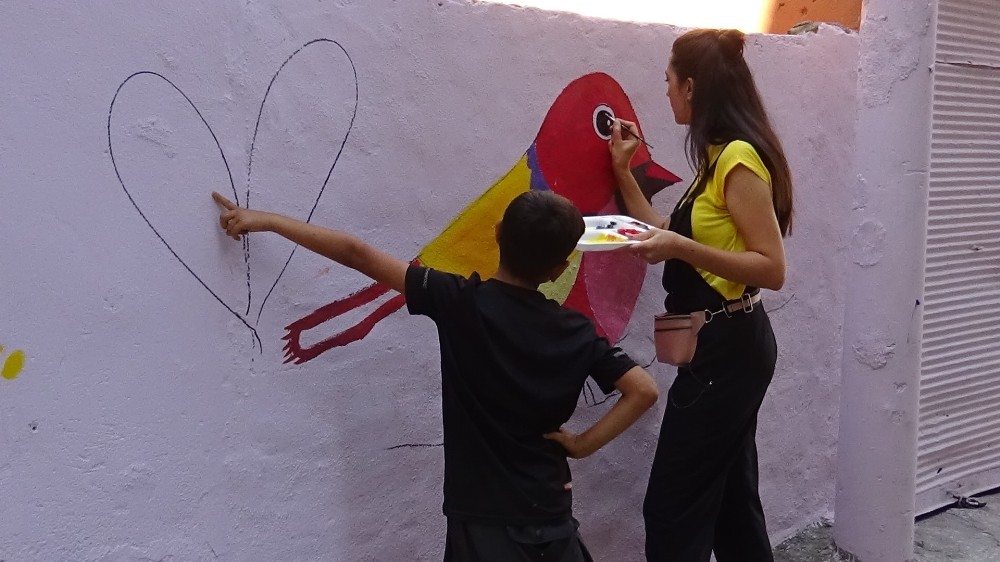 Nazlı öğretmen ve arkadaşları Bağlar’ın sokaklarını renklendirdi