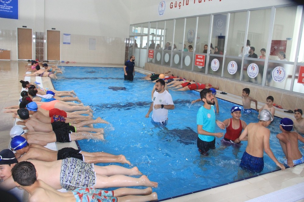 Hakkari’nin ilk yarı olimpik yüzme havuzu açıldı