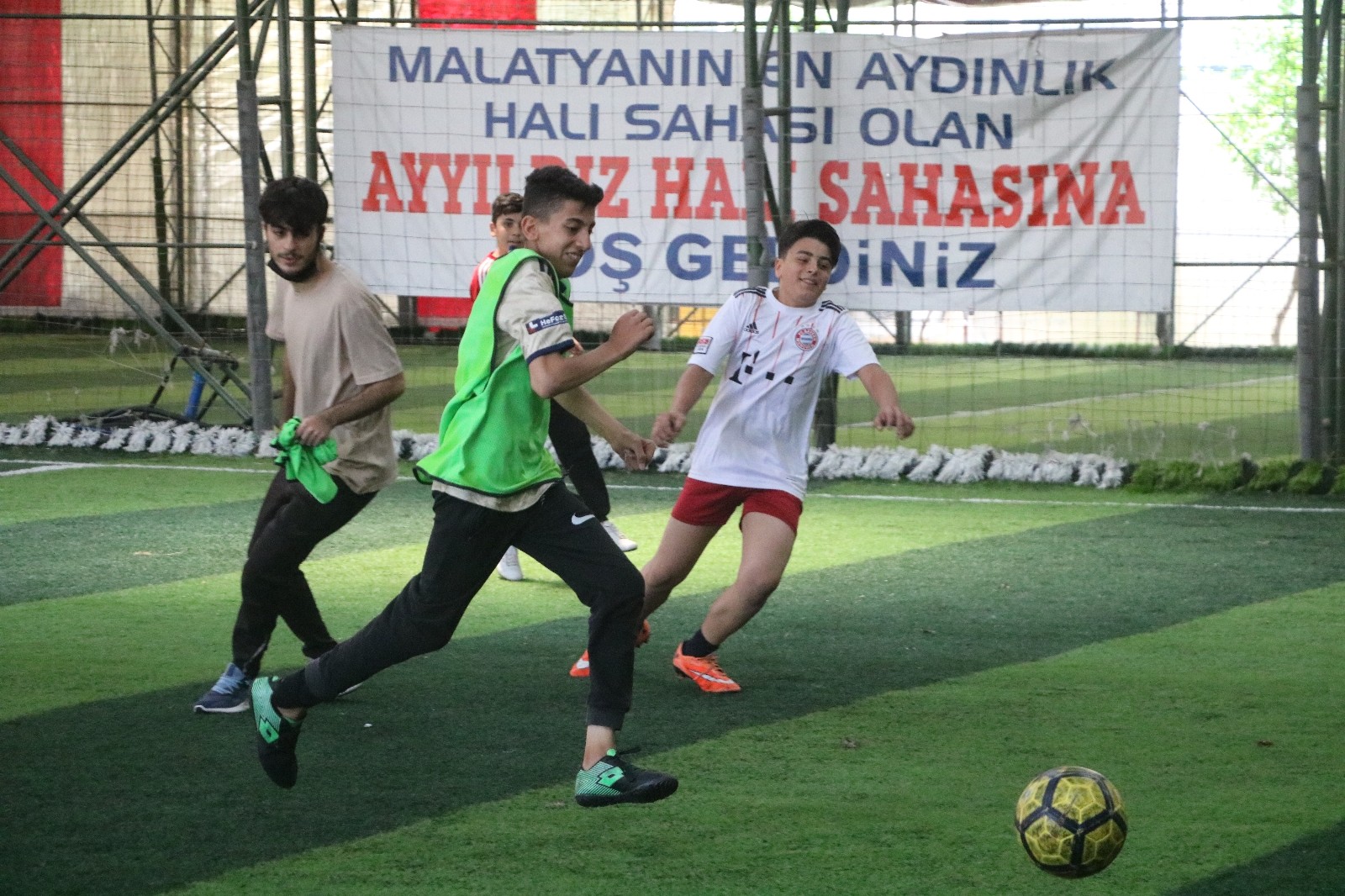 Yasak kalktı, halı sahalarda yoğunluk başladı