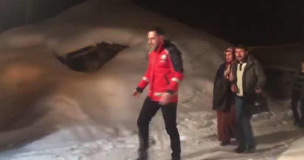 Karlı yolları aşan ekipler, hamile kadını 6 saatlik çalışmayla kurtardı