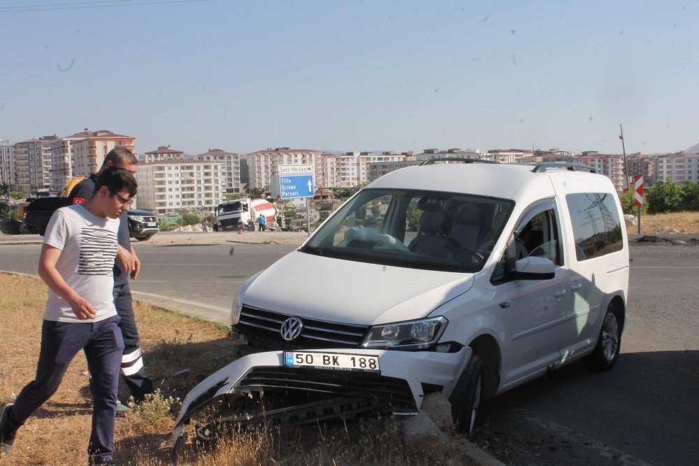 Siirt’te virajı alamayan otomobil refüje çarptı: 3 yaralı