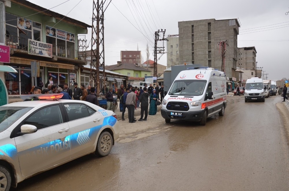 Yüksekova’da fırtına çatıları uçurdu: 1 yaralı
