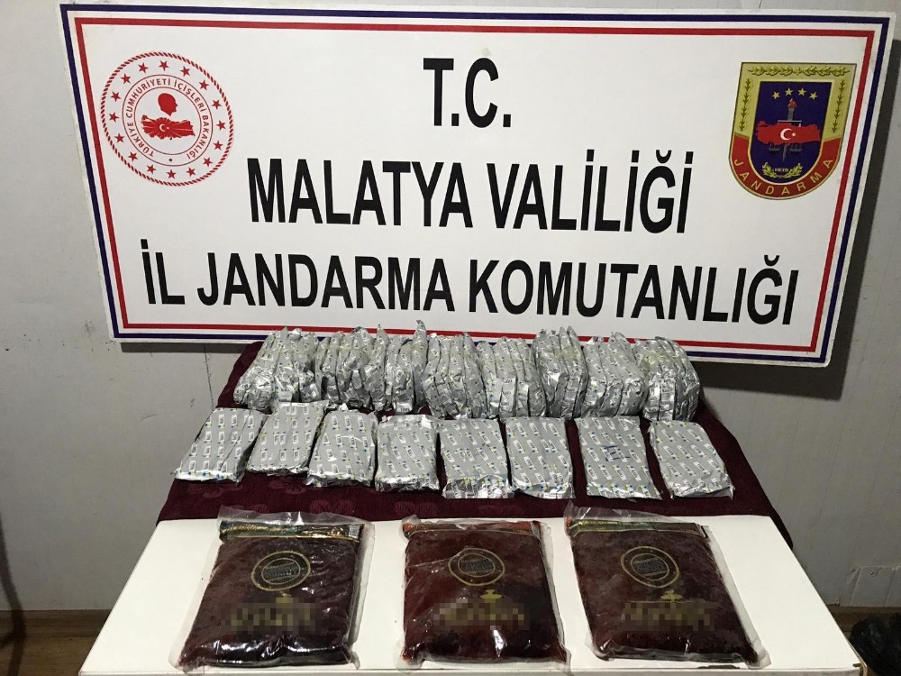 Valizde uyuşturucu hap, çantada kaçak nargile tütünü ele geçirildi