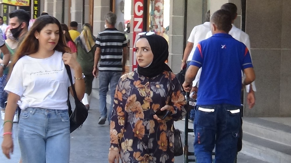 Korona virüsün tırmanışta olduğu Diyarbakır’da gençler maske kuralına uymuyor