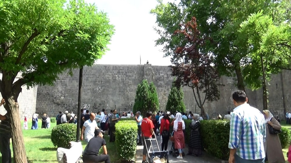 Genç kızın intihar girişimi çevrede toplananlar tarafından canlı yayınlandı