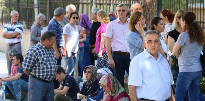 Öğrenciler sınavda, aileleri de dışarıda ter döktü