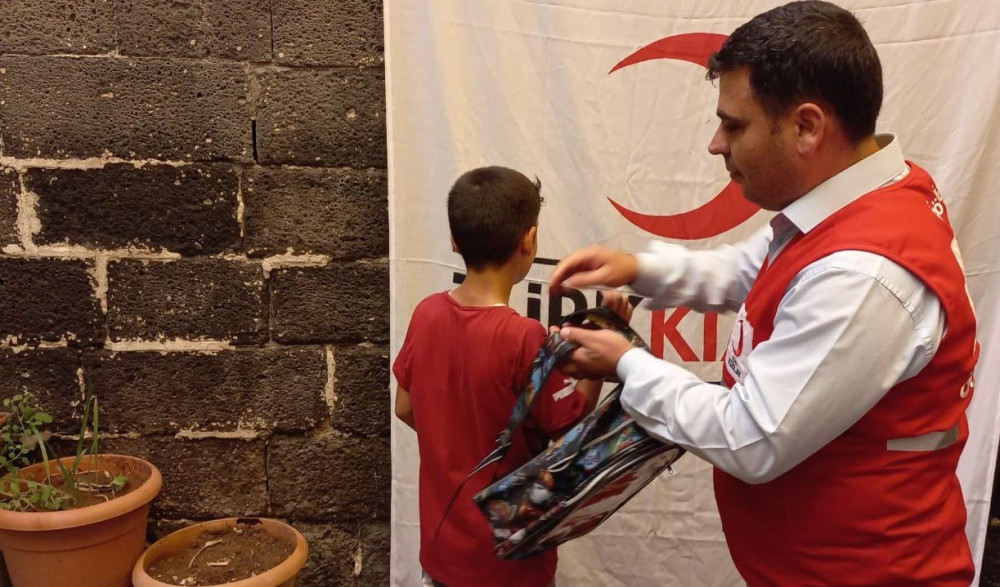 Sur'da 200 öğrenciye kırtasiye yardımı