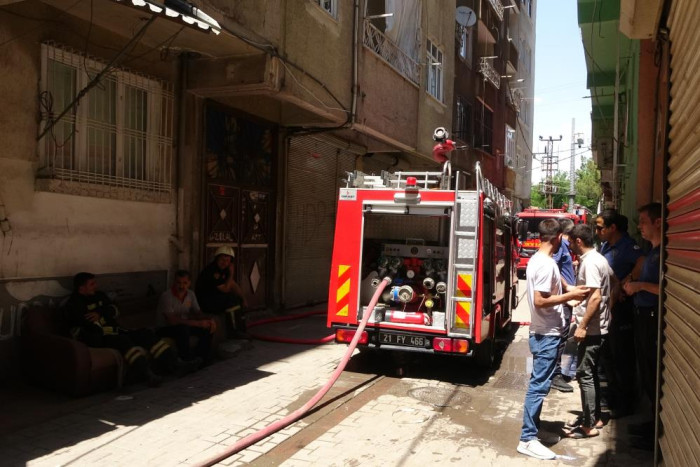 Çakmakla oynayan 4 yaşındaki çocuk evi yaktı: 3 kişi dumandan etkilendi