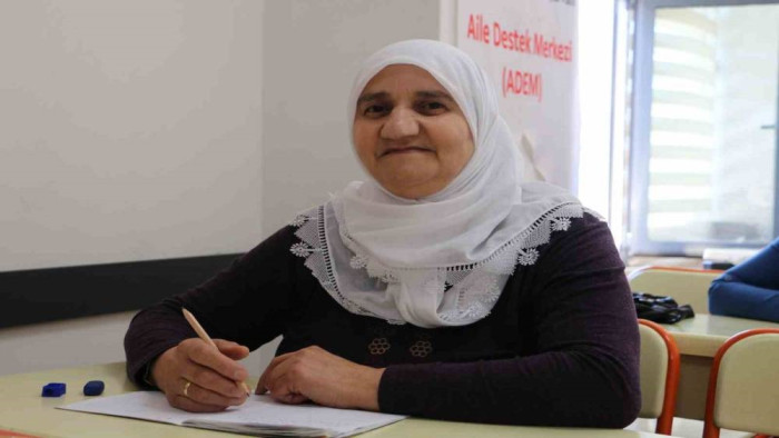 55 yaşındaki Rabia teyzenin okuma azmi