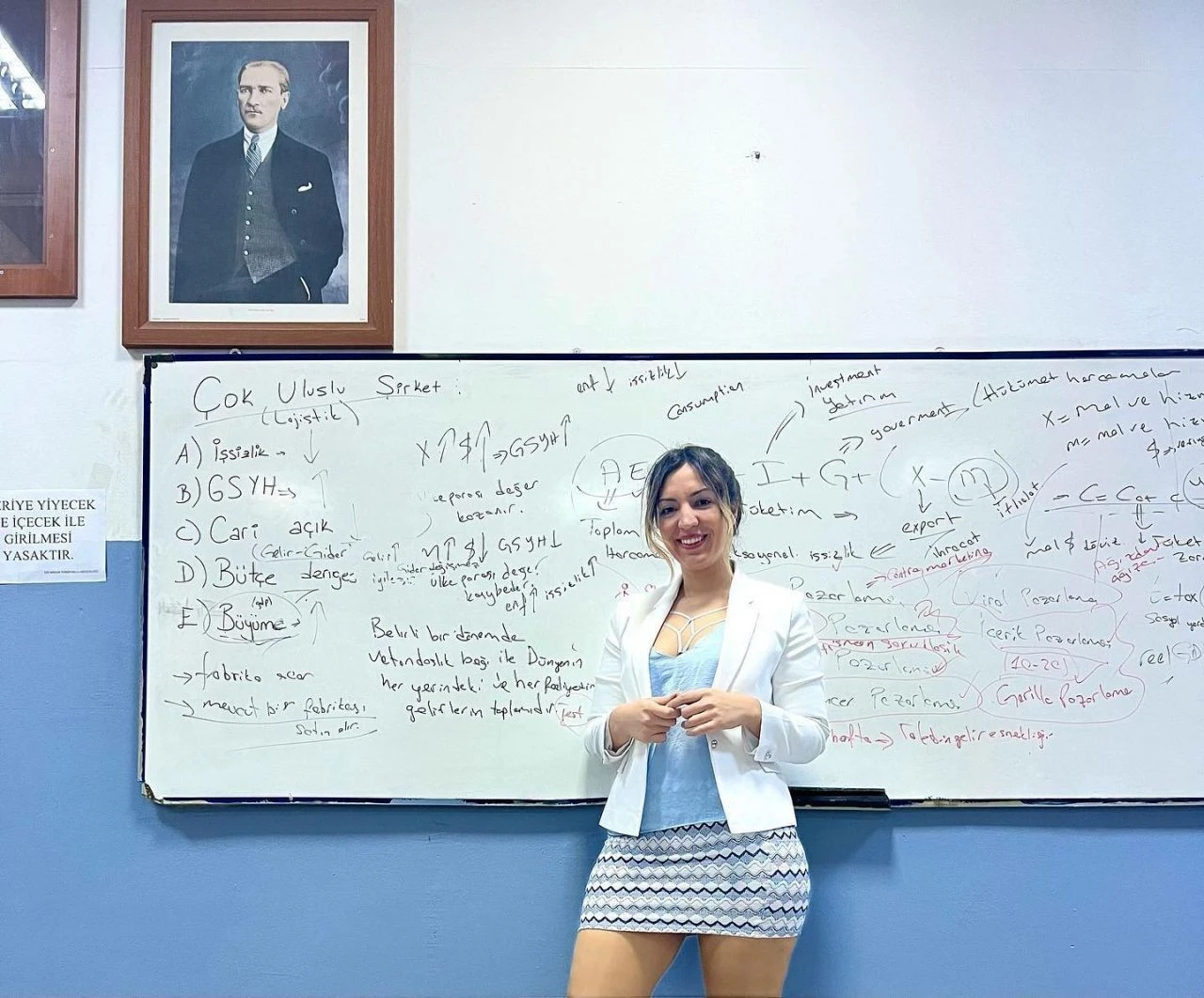 Mini etek ve dekoltesi ile g&uuml;ndem olan &ouml;ğretmene acı haber