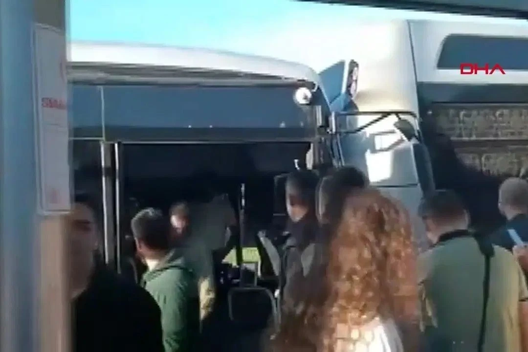 Kadıköy'de 2 metrobüs çarpıştı
