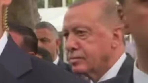 Erdoğan'ın konvoyunun da önü kesildi. 