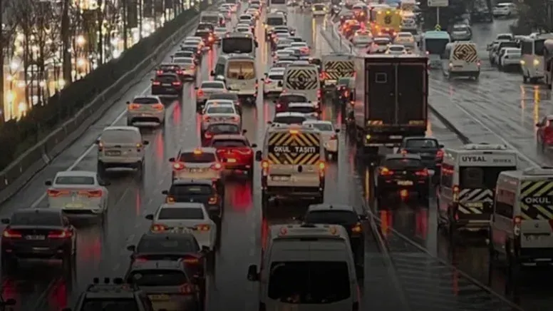 İstanbul’a Sağanak Yağış Darbesi: Trafik Felç Oldu, Köprü ve Ana Arterler Kilitlendi!