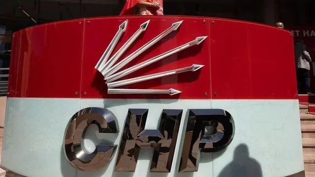 CHP'de istifa depremi