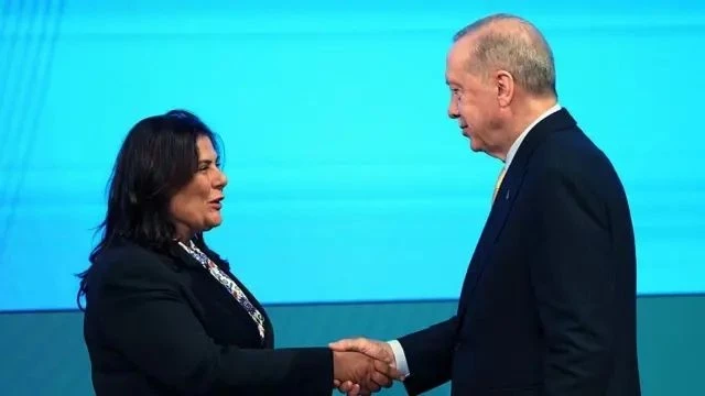 Özlem Çerçioğlu yuhalandı! Apar topar sahneyi terk etti...