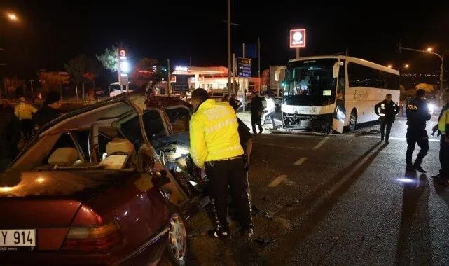 Tur otobüsü ve otomobil çarpıştı: 2 ölü, 3 yaralı