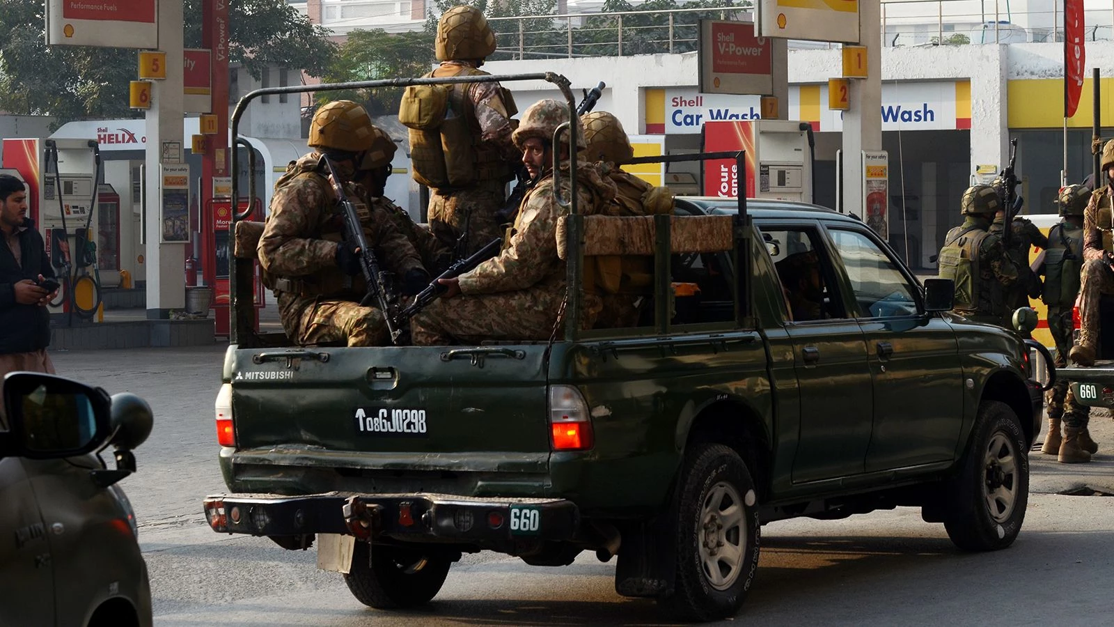 Ülkede büyük şok! 3 terörist karakola saldırdı: Çok sayıda ölü var