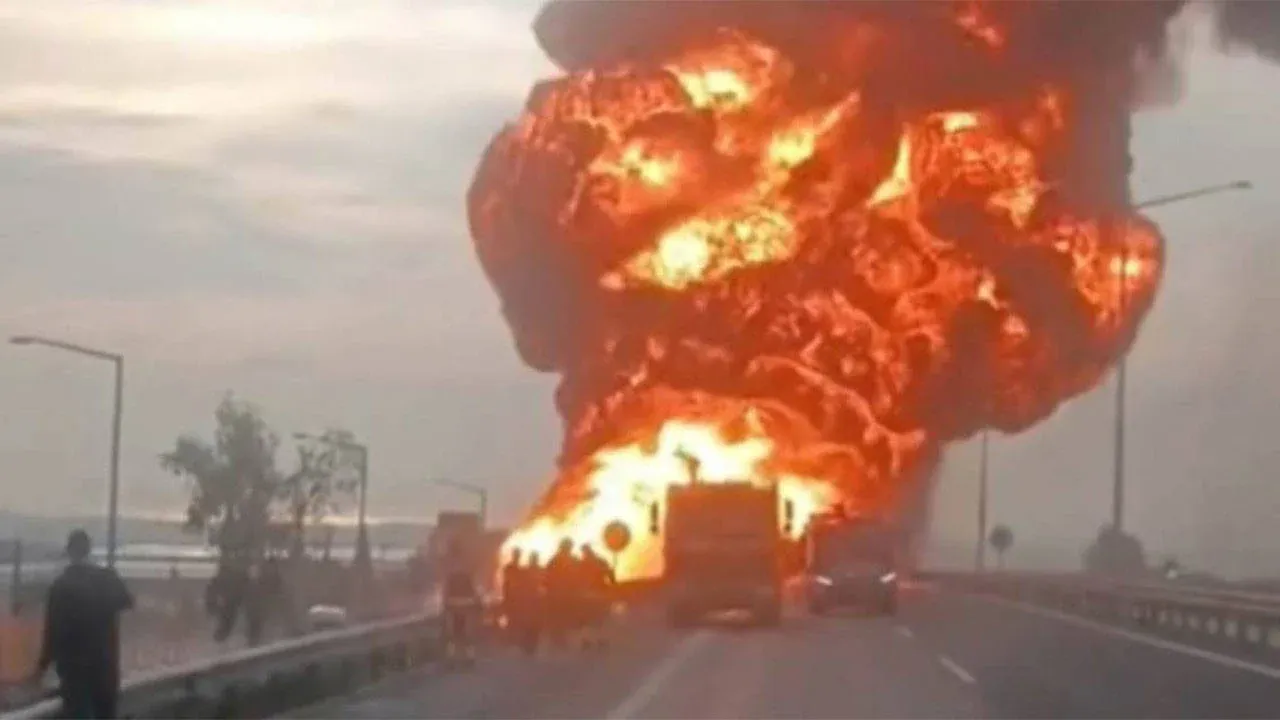 Akaryakıt tankeri alev topuna döndü