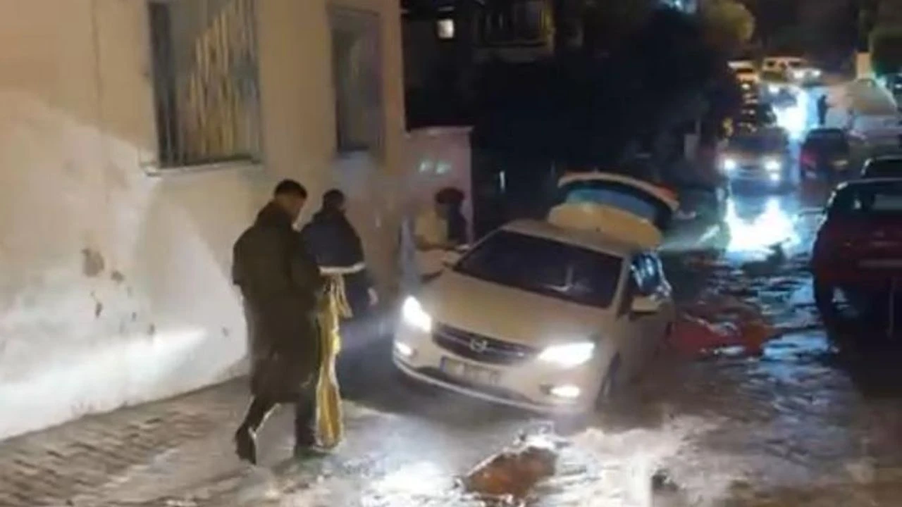 İzmir’de sağanak yağış hayatı felç etti