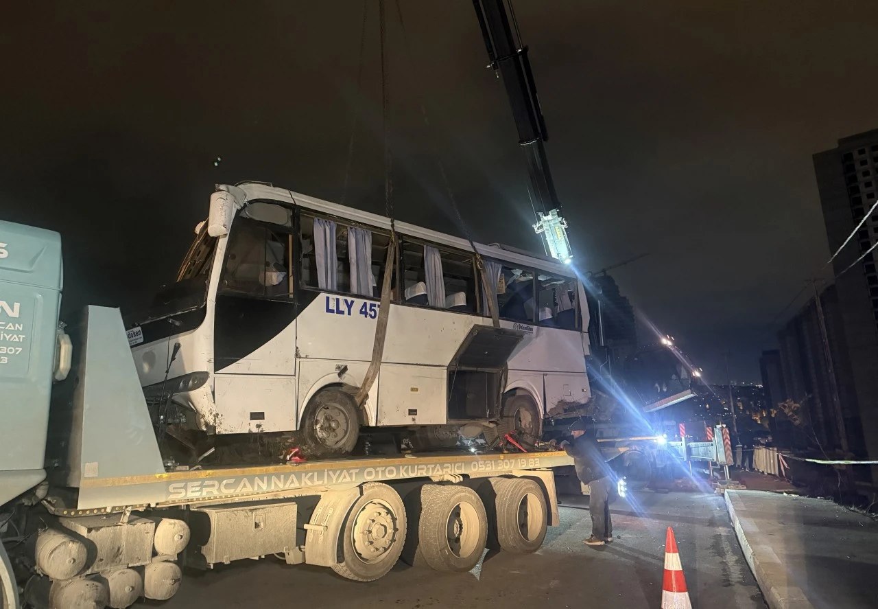 Servis minib&uuml;s&uuml; şarampole yuvarlandı