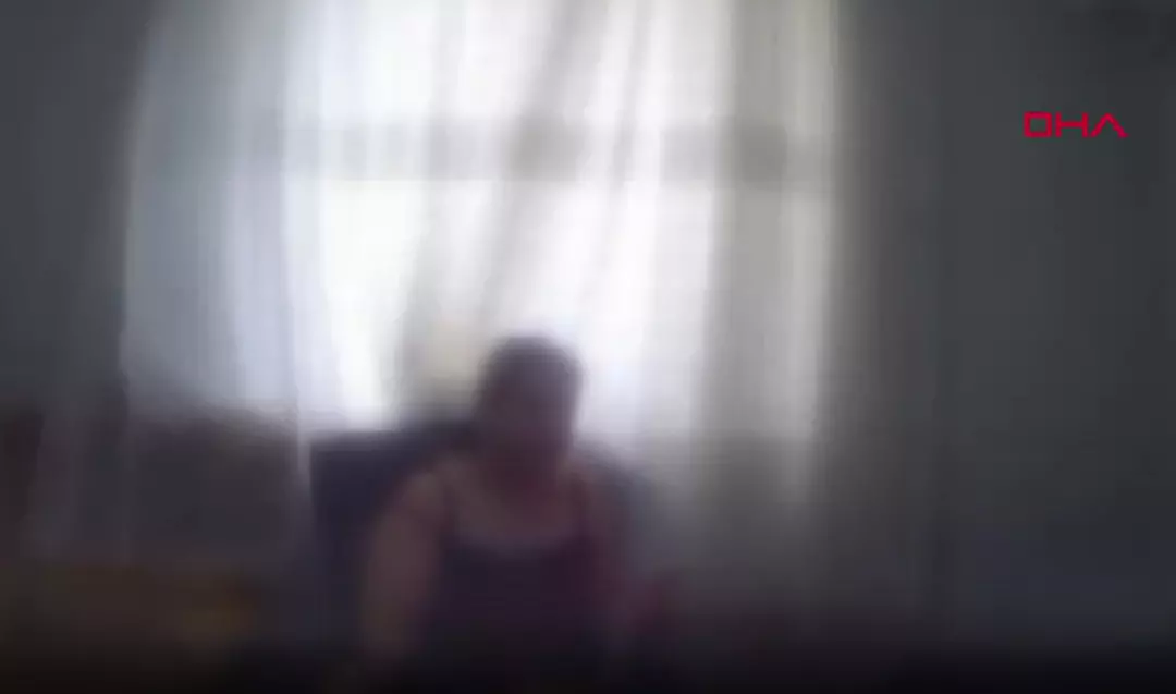 Anne şiddetini gizli kamera kaydetti! Tokat attı, terlikle vurdu, ayağından tutup fırlattı