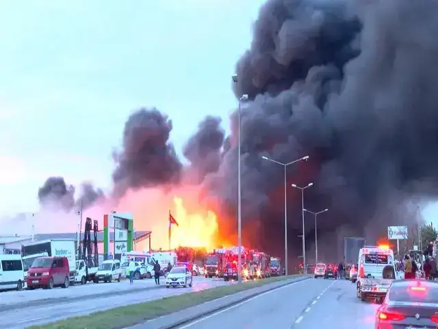 İtfaiye ekipleri seferber oldu! Dumanlar g&ouml;ky&uuml;z&uuml;n&uuml; kapladı