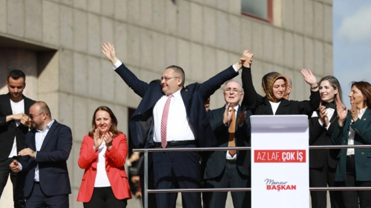 CHP&rsquo;den ayrıldı, ilk iş olarak Yavaş&rsquo;ın posterini indirdi