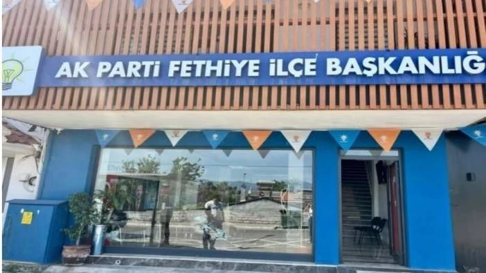 Muğla&rsquo;da Ak Parti İl&ccedil;e Binasına Taşlı Saldırı!