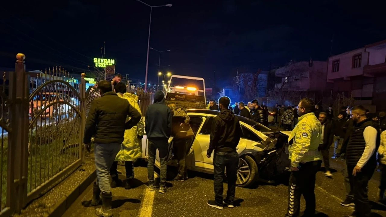 Diyarbakır&rsquo;da zincirleme kaza! Trafik durma noktasına geldi