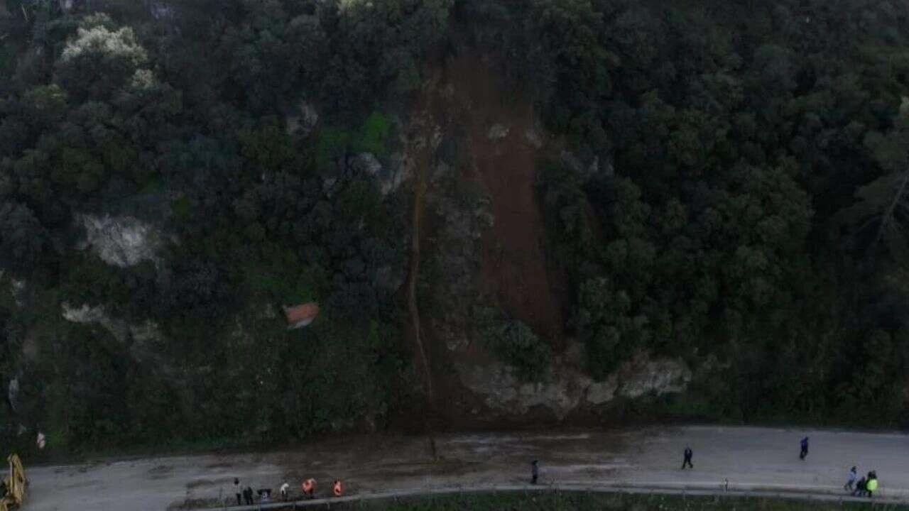 Bursa'da heyelan: Yol kapandı