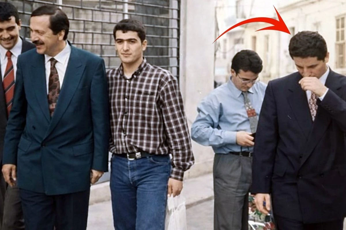 Bakın yanındaki kişi kim &ccedil;ıktı