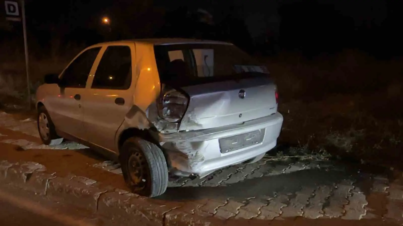Hafif ticari araç ile otomobil çarpıştı