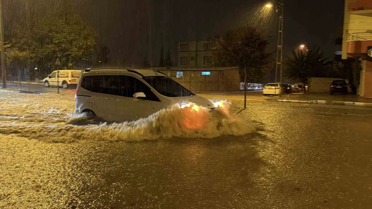Adıyaman’da şiddetli yağış hayatı felç etti: Birçok araç mahsur kaldı