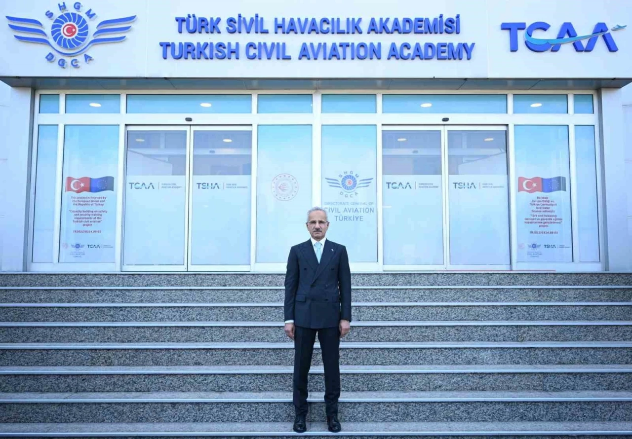 Bakan Uraloğlu: "2030 yılı hedefimiz s&uuml;rd&uuml;r&uuml;lebilir havacılık yakıtı ile karbondioksit emisyonunu y&uuml;zde 5 oranında azaltmaktır