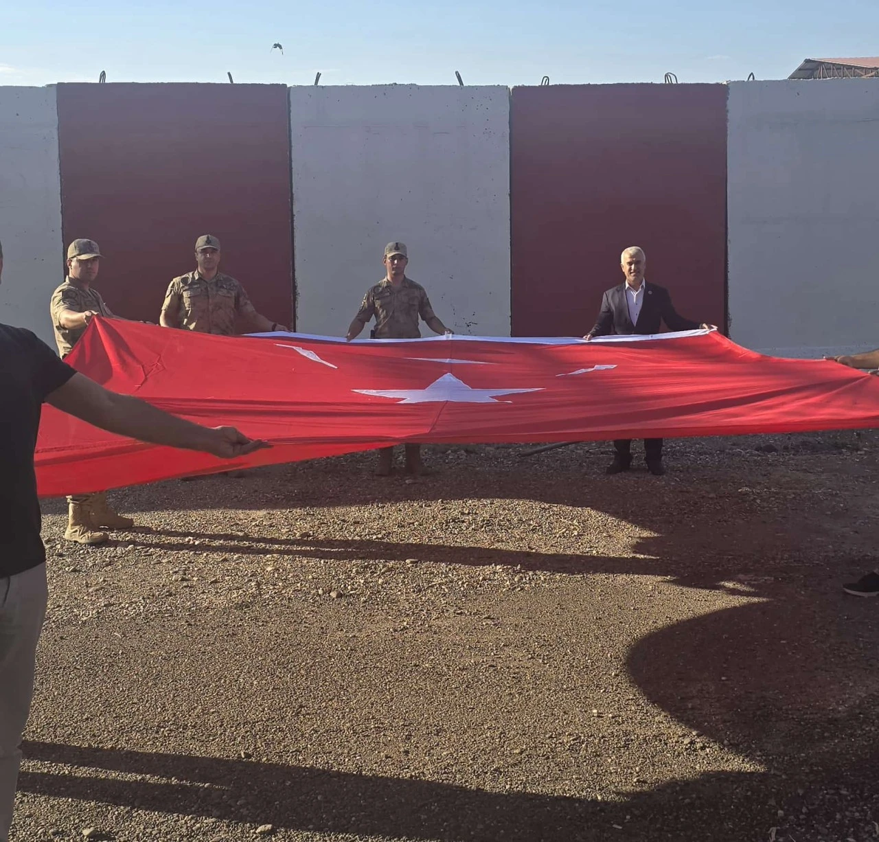 Bismil&rsquo;de Jandarma Karakoluna Anlamlı Bayrak Hediyesi