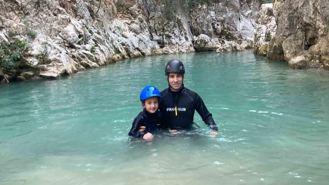 Bursa&rsquo;nın en gen&ccedil; kanyoncusu: 8 yaşındaki Asya, Abadiye Kanyonu&rsquo;nu ge&ccedil;ti