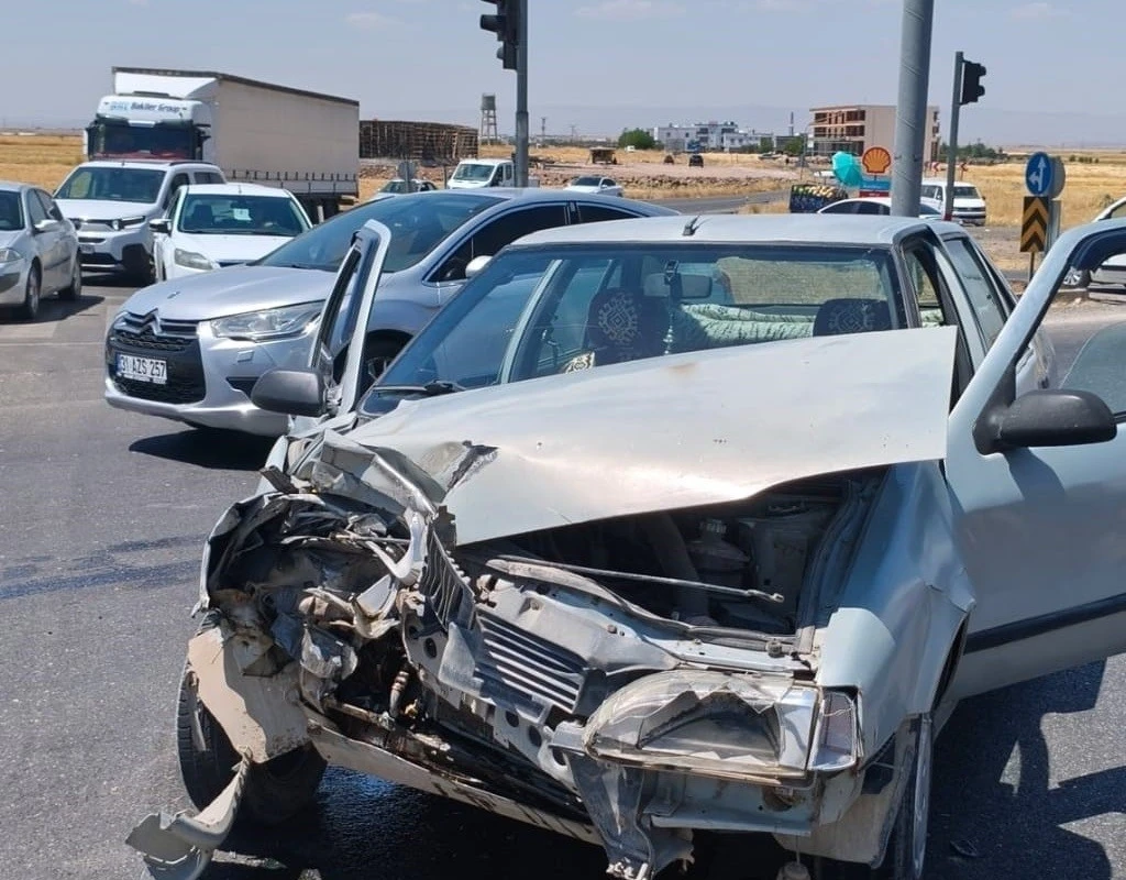 &Ccedil;ınar &Ccedil;evre Yolunda Trafik Kazası: 1 Kişi Yaralandı