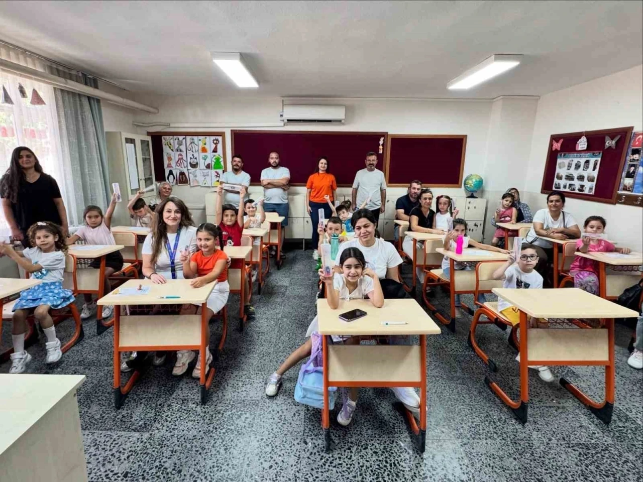 &Ccedil;ine&rsquo;de &ouml;ğrencilerin ilk g&uuml;n heyecanına kalem seti desteği