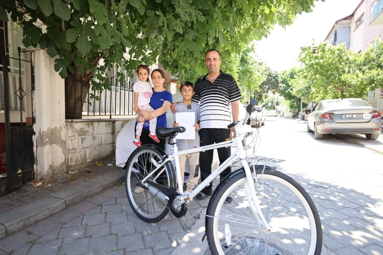 Miniklere bisiklet hediyesi