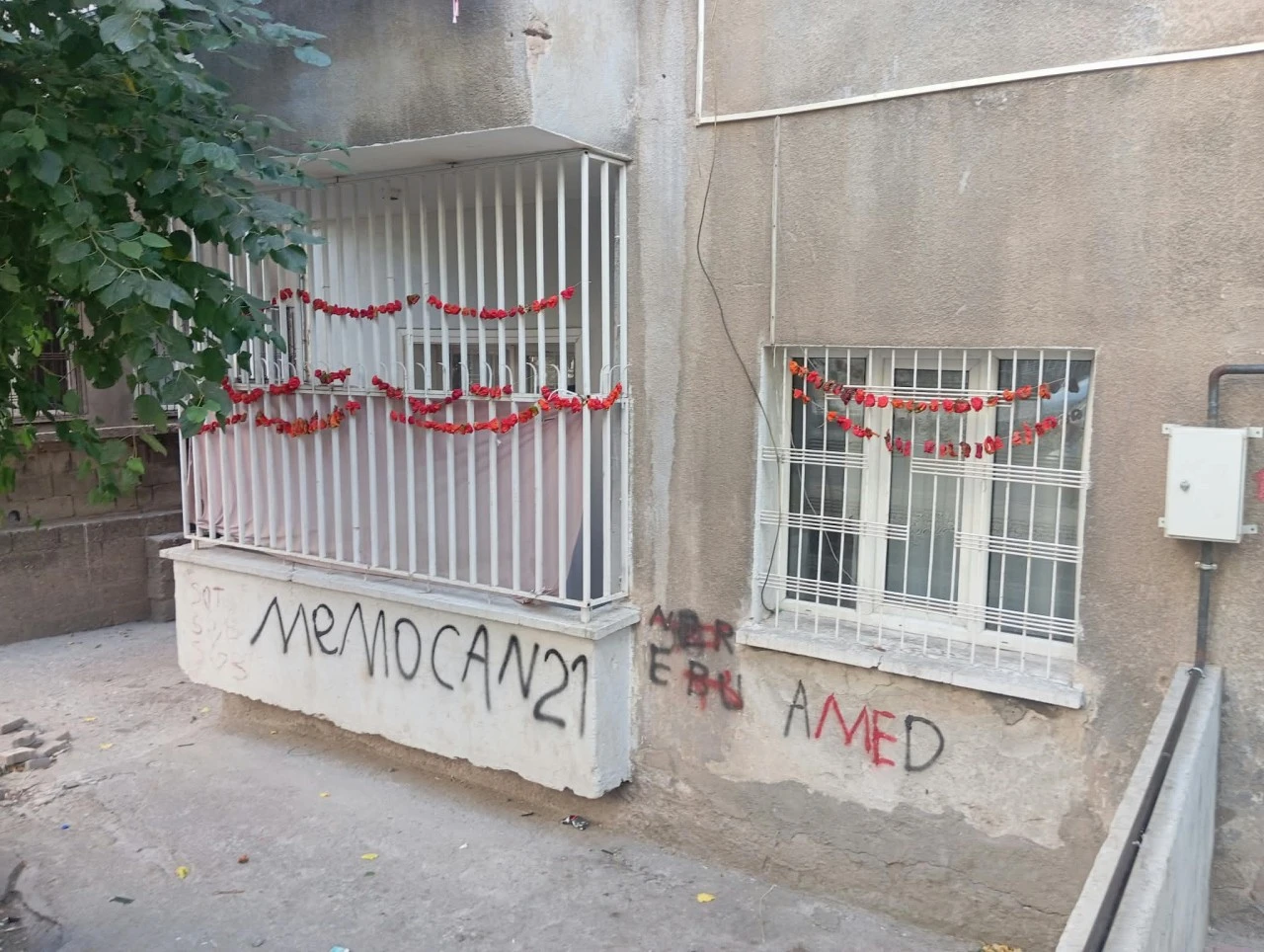 Diyarbakır&rsquo;da balkonlar renk renk kurutmalıklarla s&uuml;sleniyor