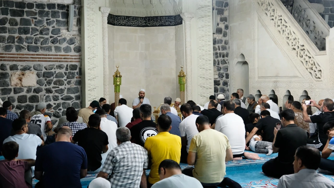 Diyarbakır&rsquo;da Mevlid Kandili Ulu Cami&rsquo;de dualarla idrak edildi